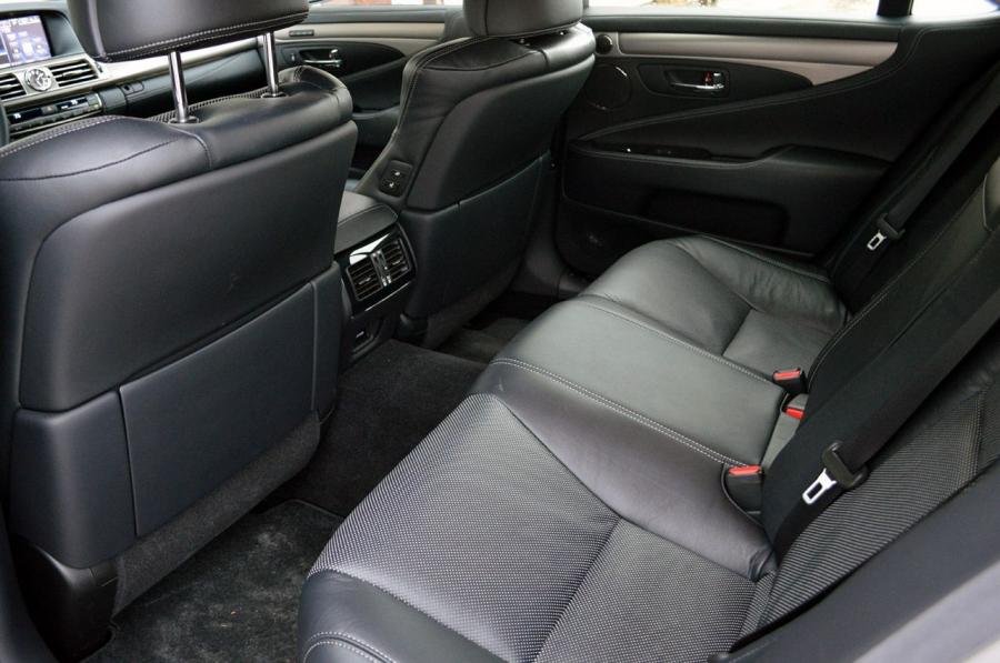  Lexus LS460 F-Sport AWD 2013 года  (фото 24 из 47)